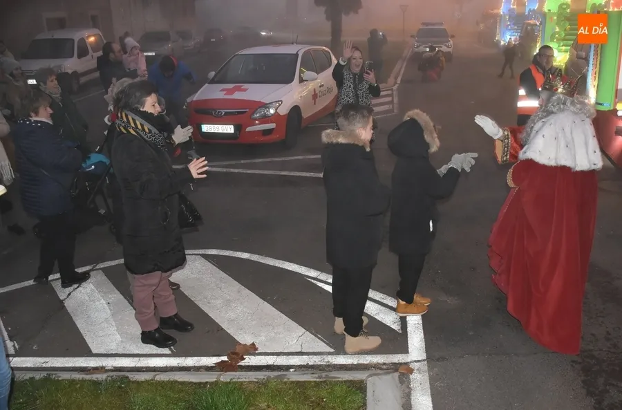 Foto 5 - Los Magos logran entre la niebla regresar a la normalidad con una Cabalgata &aacute;gil y remozada