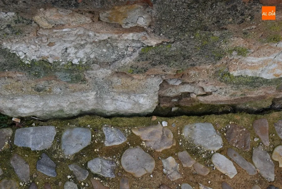 Foto 5 - El Ayuntamiento denuncia el peligroso estado de la Muralla entre la Bater&iacute;a y la Puerta de Santiago