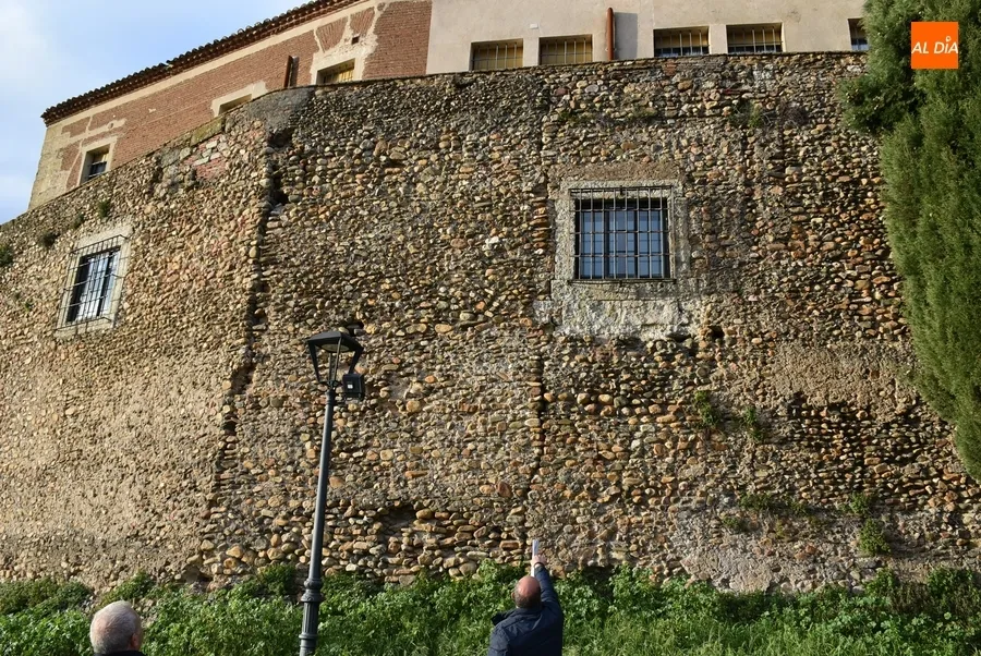 Foto 6 - El Ayuntamiento denuncia el peligroso estado de la Muralla entre la Bater&iacute;a y la Puerta de Santiago