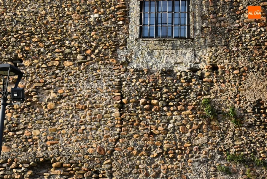 Foto 7 - El Ayuntamiento denuncia el peligroso estado de la Muralla entre la Bater&iacute;a y la Puerta de Santiago