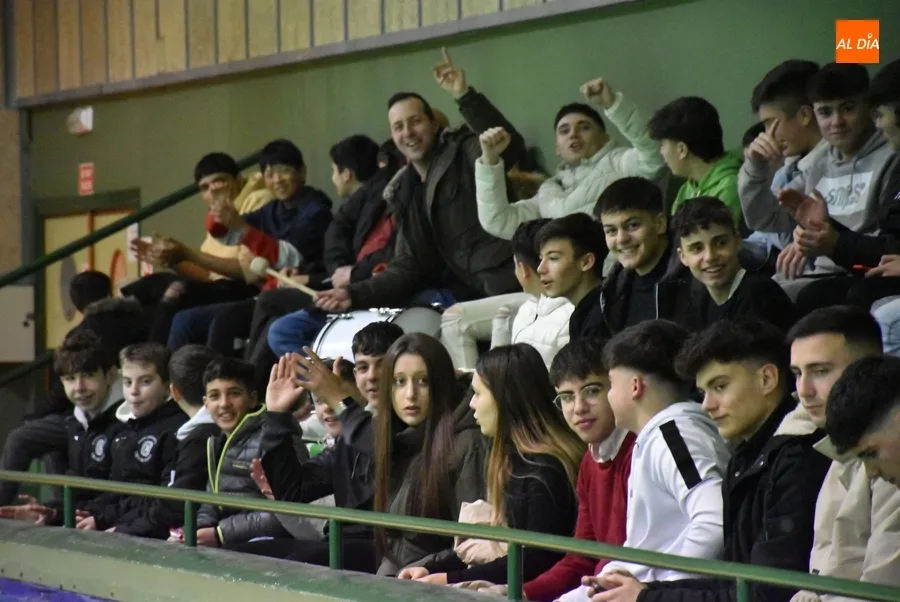 Foto 2 - El III Senior pierde ante Intersala Zamora un bronco partido que acab&oacute; con ocho agentes en el Pabell&oacute;n