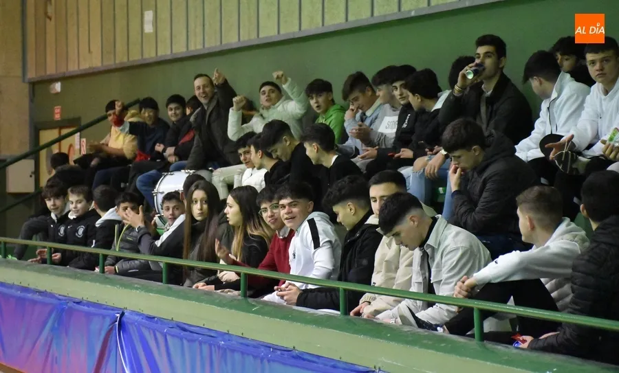 Foto 3 - El III Senior pierde ante Intersala Zamora un bronco partido que acab&oacute; con ocho agentes en el Pabell&oacute;n