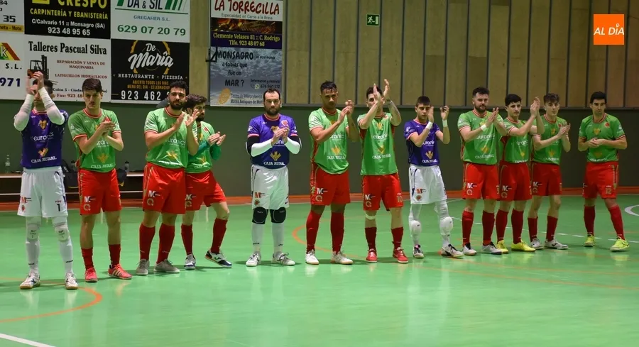 Foto 4 - El III Senior pierde ante Intersala Zamora un bronco partido que acab&oacute; con ocho agentes en el Pabell&oacute;n