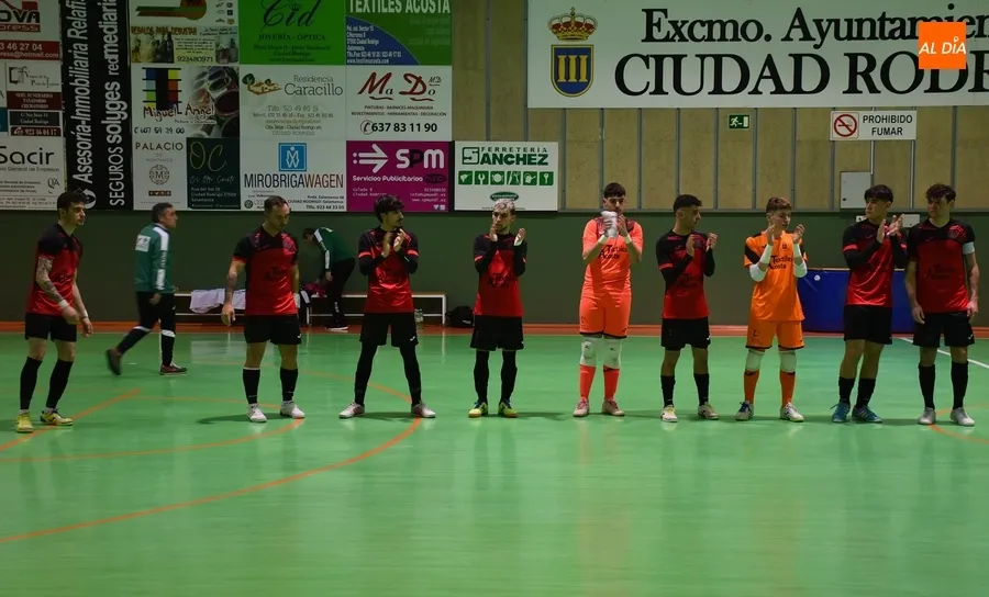 Foto 5 - El III Senior pierde ante Intersala Zamora un bronco partido que acab&oacute; con ocho agentes en el Pabell&oacute;n
