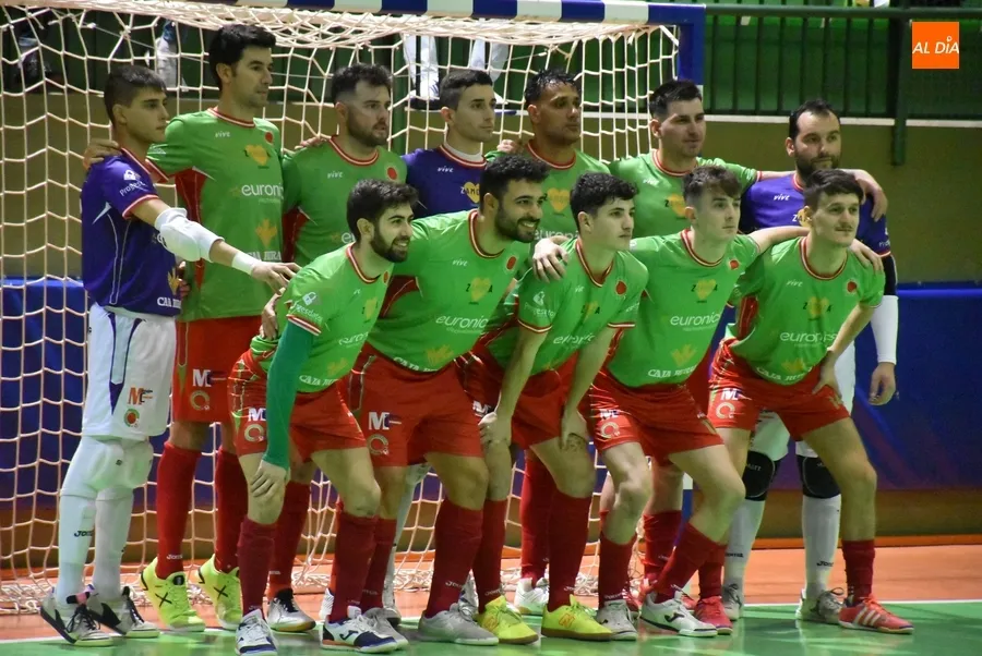 Foto 6 - El III Senior pierde ante Intersala Zamora un bronco partido que acab&oacute; con ocho agentes en el Pabell&oacute;n