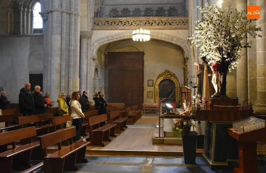 Foto 2 - Algo m&aacute;s de una treintena de fieles asiste al inicio de la novena de San Sebasti&aacute;n