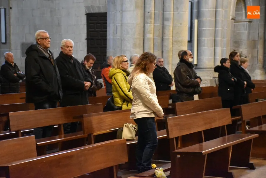Foto 3 - Algo m&aacute;s de una treintena de fieles asiste al inicio de la novena de San Sebasti&aacute;n