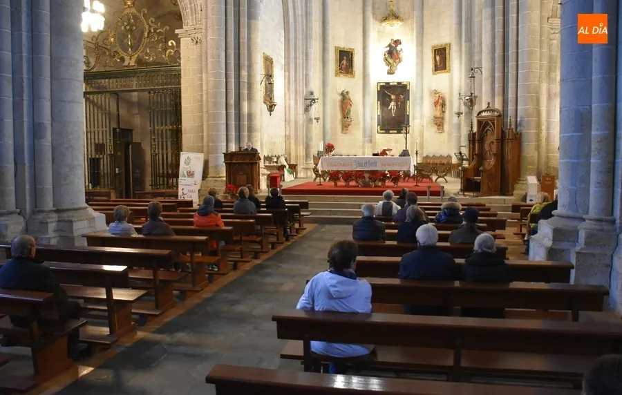 Foto 4 - Algo m&aacute;s de una treintena de fieles asiste al inicio de la novena de San Sebasti&aacute;n