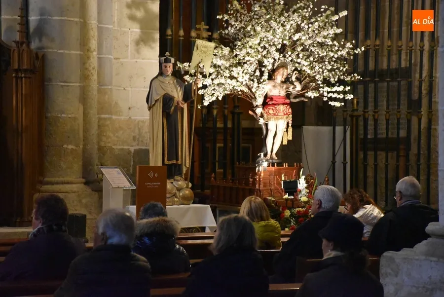 Foto 5 - Algo m&aacute;s de una treintena de fieles asiste al inicio de la novena de San Sebasti&aacute;n