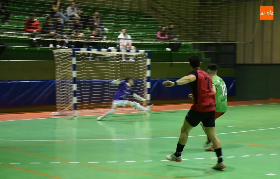 Foto 9 - El III Senior pierde ante Intersala Zamora un bronco partido que acab&oacute; con ocho agentes en el Pabell&oacute;n
