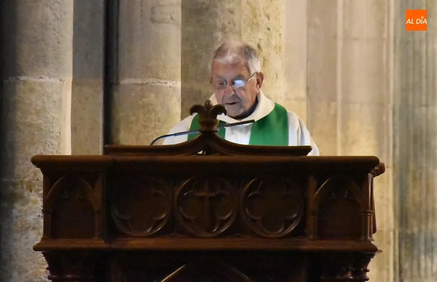Foto 7 - Algo m&aacute;s de una treintena de fieles asiste al inicio de la novena de San Sebasti&aacute;n