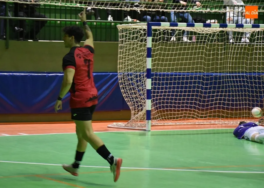 Foto 10 - El III Senior pierde ante Intersala Zamora un bronco partido que acab&oacute; con ocho agentes en el Pabell&oacute;n