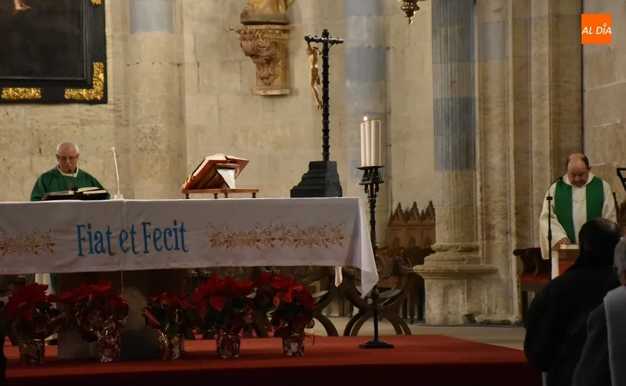 Foto 8 - Algo m&aacute;s de una treintena de fieles asiste al inicio de la novena de San Sebasti&aacute;n