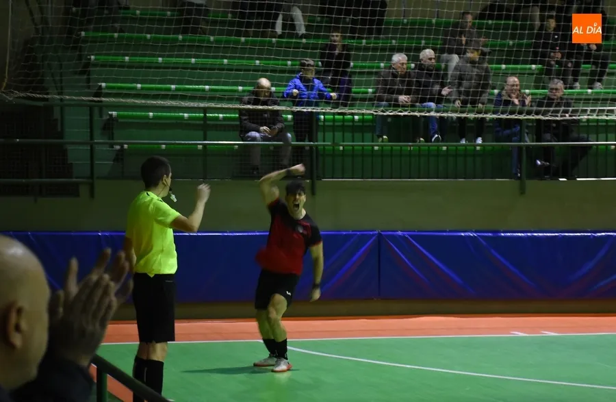 Foto 11 - El III Senior pierde ante Intersala Zamora un bronco partido que acab&oacute; con ocho agentes en el Pabell&oacute;n