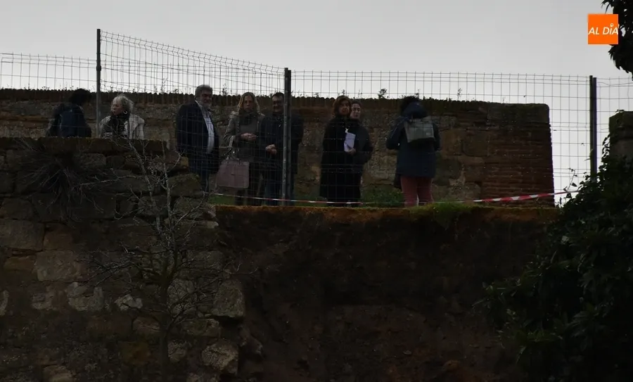 Foto 2 - D&iacute;a de visitas, con cruce de declaraciones entre administraciones, al derrumbe de la Muralla