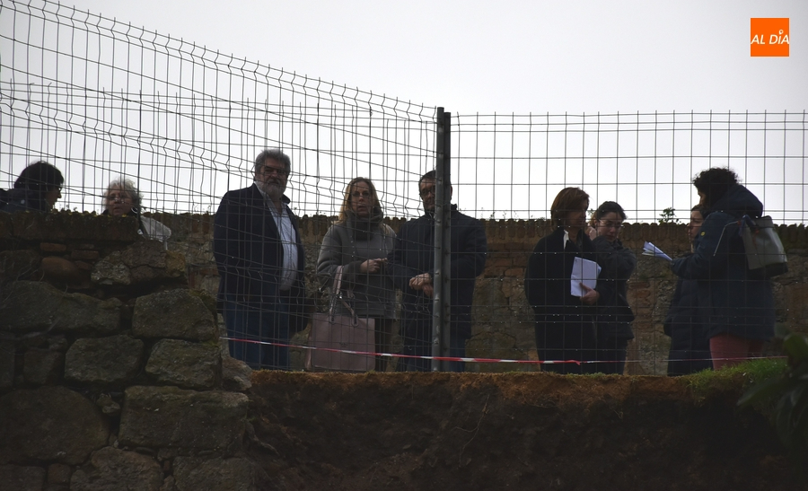 Foto 3 - Día de visitas, con cruce de declaraciones entre administraciones, al derrumbe de la Muralla