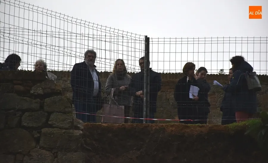 Foto 3 - D&iacute;a de visitas, con cruce de declaraciones entre administraciones, al derrumbe de la Muralla