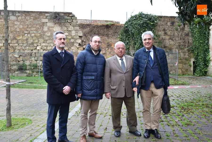 Foto 5 - D&iacute;a de visitas, con cruce de declaraciones entre administraciones, al derrumbe de la Muralla