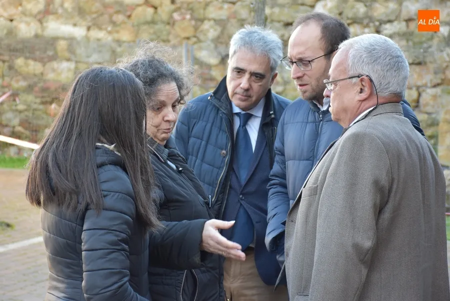 Foto 6 - D&iacute;a de visitas, con cruce de declaraciones entre administraciones, al derrumbe de la Muralla