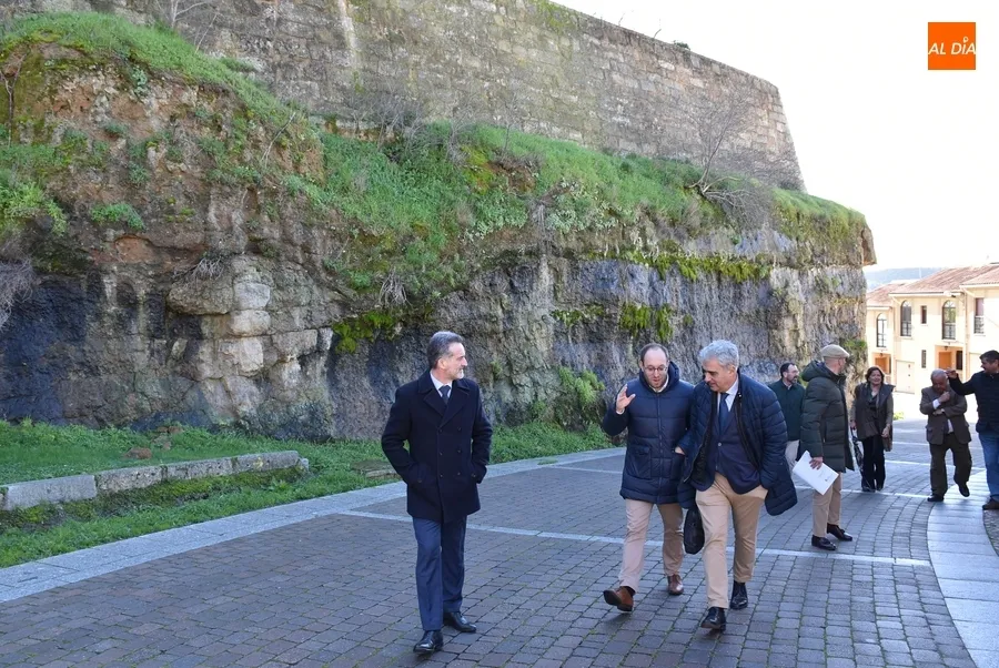 Foto 9 - D&iacute;a de visitas, con cruce de declaraciones entre administraciones, al derrumbe de la Muralla