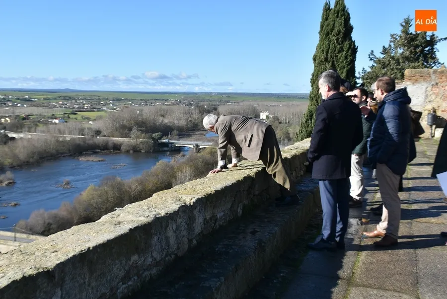 Foto 10 - D&iacute;a de visitas, con cruce de declaraciones entre administraciones, al derrumbe de la Muralla