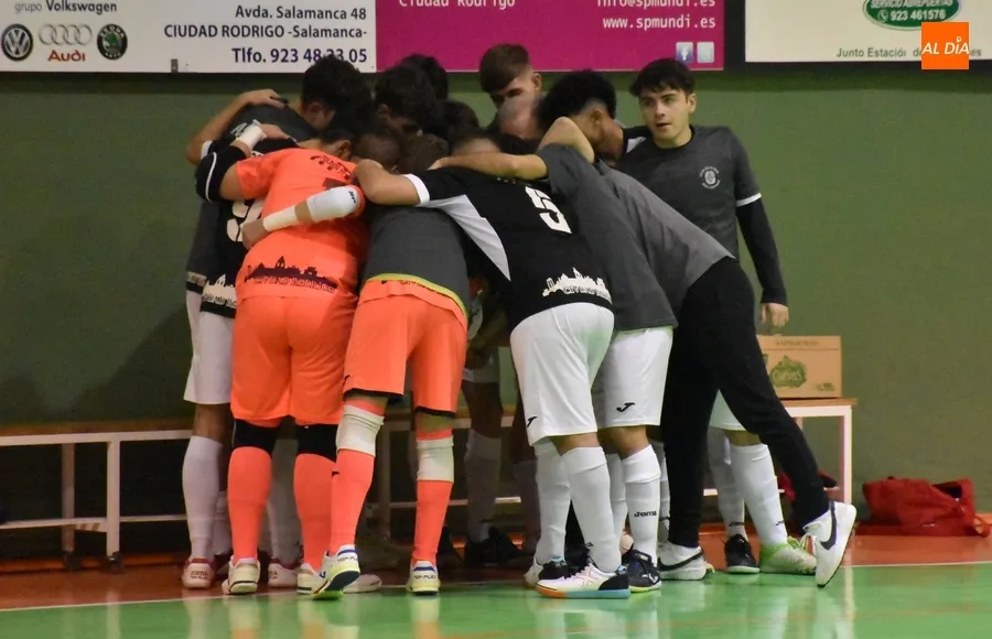 Foto 2 - &Eacute;pica victoria del III Juvenil a 16&rdquo; para el final tras parar Juanan cuatro dobles penaltys