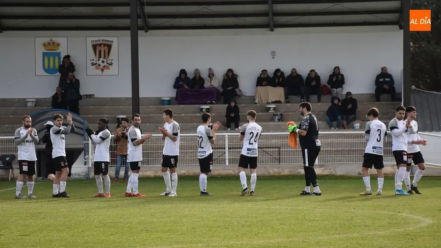 Foto 2 - Reparto de puntos entre Ciudad Rodrigo y La Ba&ntilde;eza tras un re&ntilde;ido partido que no tuvo goles