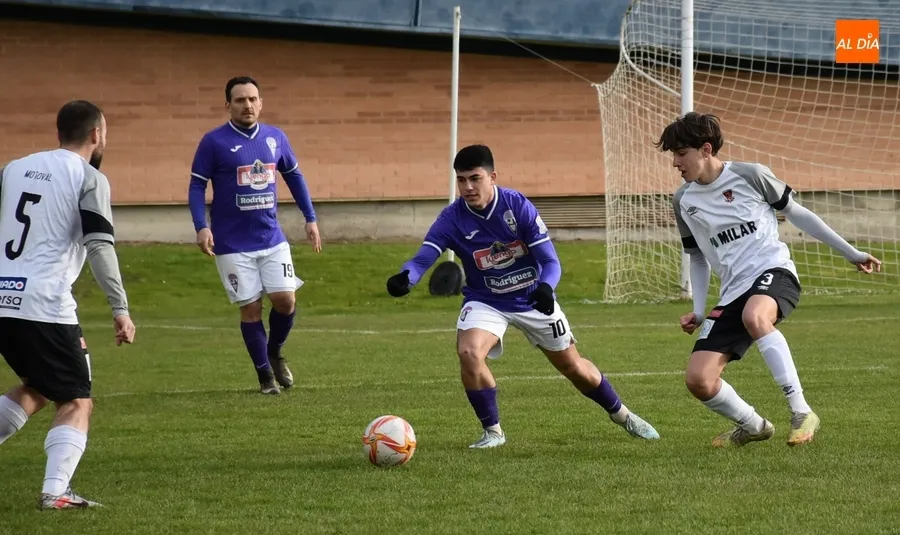 Foto 3 - Reparto de puntos entre Ciudad Rodrigo y La Ba&ntilde;eza tras un re&ntilde;ido partido que no tuvo goles