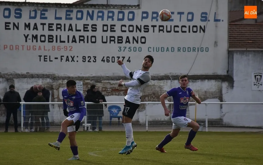 Foto 4 - Reparto de puntos entre Ciudad Rodrigo y La Ba&ntilde;eza tras un re&ntilde;ido partido que no tuvo goles