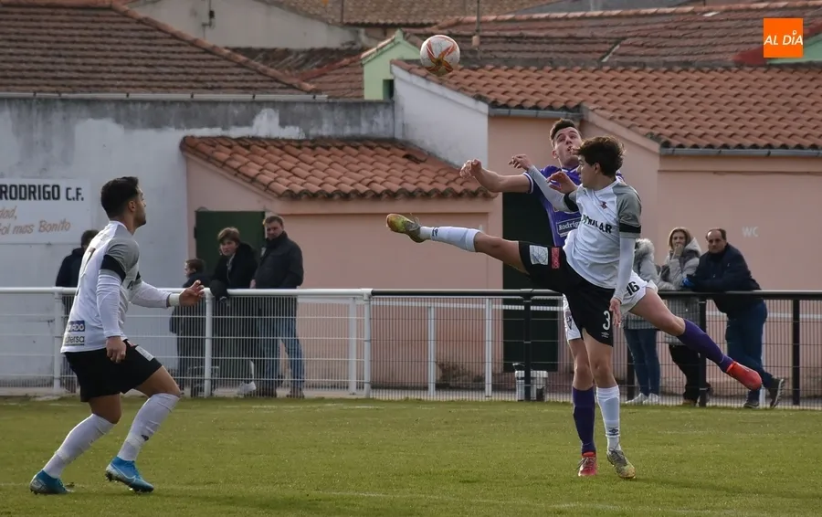 Foto 5 - Reparto de puntos entre Ciudad Rodrigo y La Ba&ntilde;eza tras un re&ntilde;ido partido que no tuvo goles