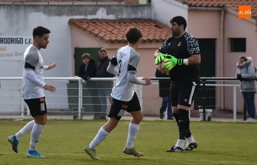 Foto 6 - Reparto de puntos entre Ciudad Rodrigo y La Ba&ntilde;eza tras un re&ntilde;ido partido que no tuvo goles