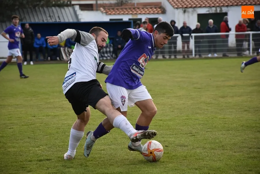 Foto 10 - Reparto de puntos entre Ciudad Rodrigo y La Ba&ntilde;eza tras un re&ntilde;ido partido que no tuvo goles