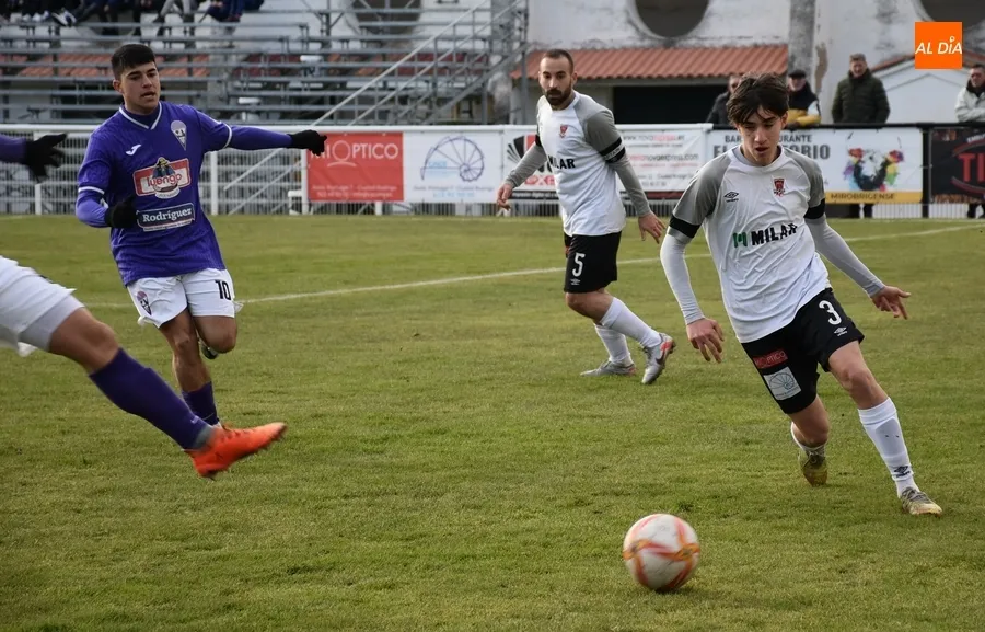 Foto 11 - Reparto de puntos entre Ciudad Rodrigo y La Ba&ntilde;eza tras un re&ntilde;ido partido que no tuvo goles