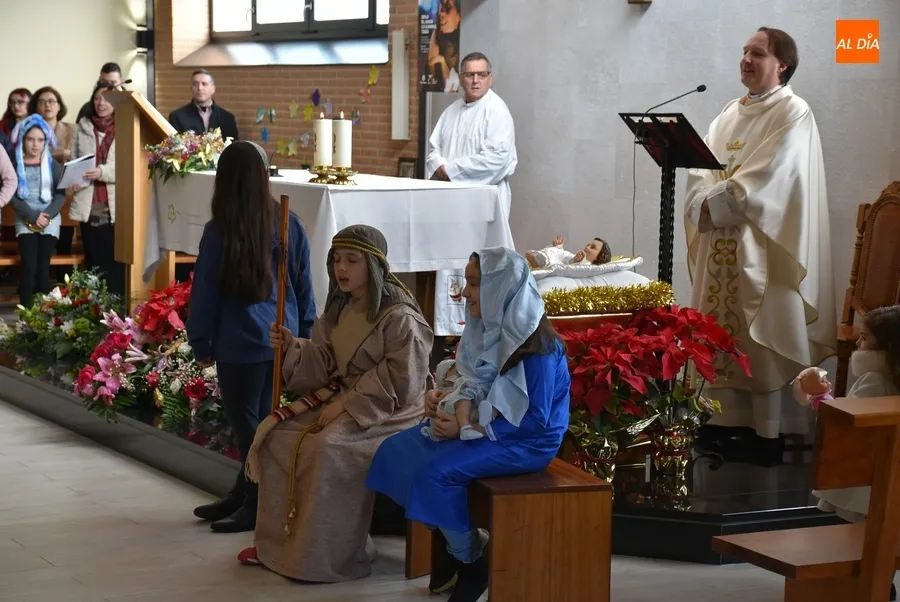 Foto 5 - El Salvador recibe con aplausos a los Reyes tras su larga noche de trabajo