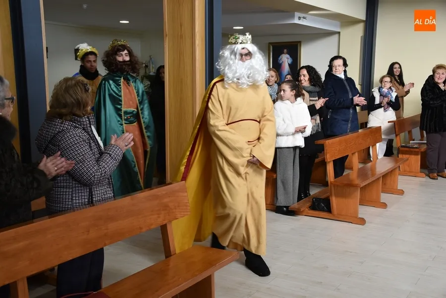 Foto 9 - El Salvador recibe con aplausos a los Reyes tras su larga noche de trabajo