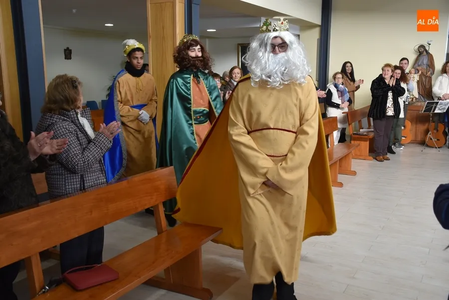 Foto 10 - El Salvador recibe con aplausos a los Reyes tras su larga noche de trabajo