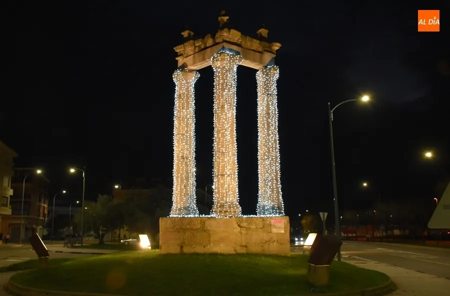 Foto 7 - Vecinos de la calle Garc&iacute;a Lorca montan un bel&eacute;n &lsquo;a tama&ntilde;o real&rsquo; en las cercan&iacute;as de las Tres Columnas