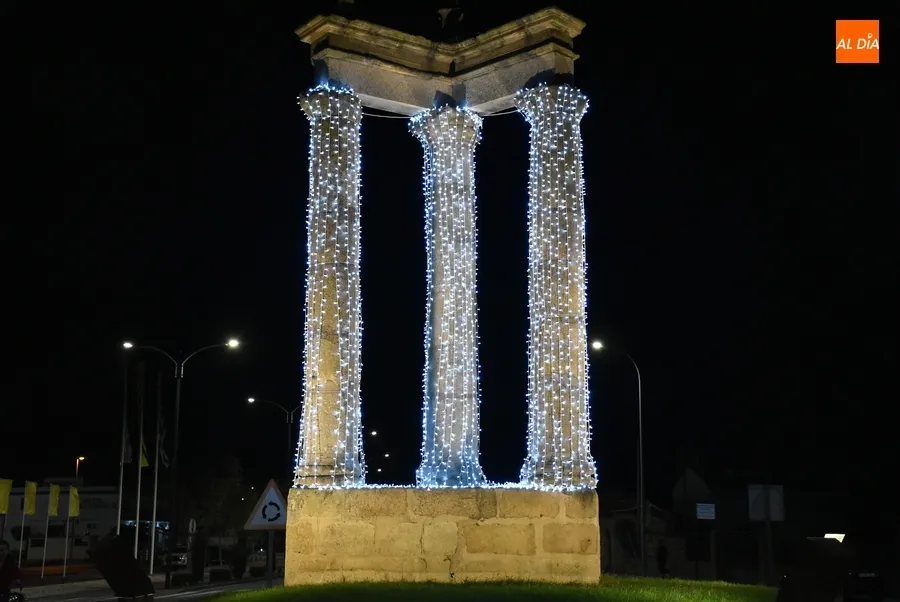 Foto 8 - Vecinos de la calle Garc&iacute;a Lorca montan un bel&eacute;n &lsquo;a tama&ntilde;o real&rsquo; en las cercan&iacute;as de las Tres Columnas