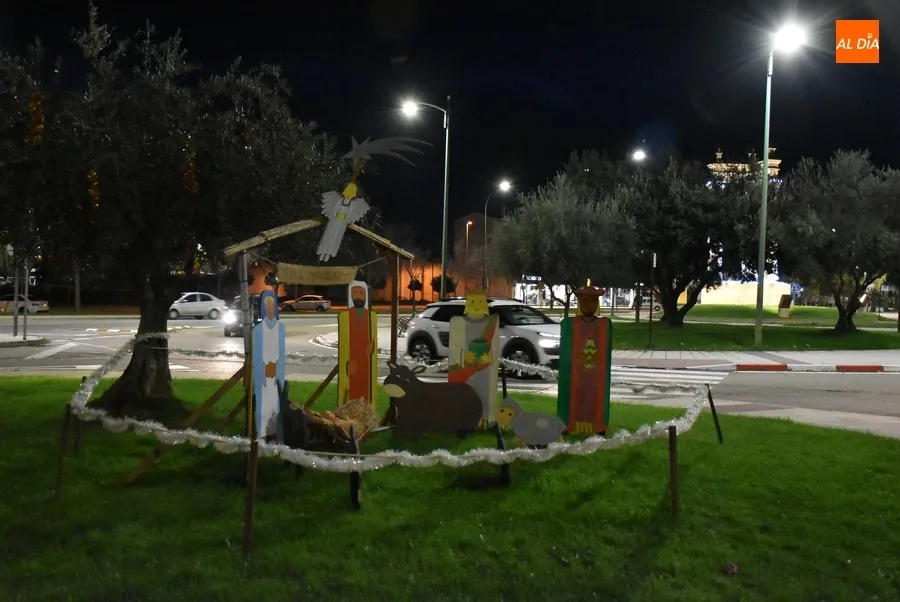 Foto 6 - Vecinos de la calle Garc&iacute;a Lorca montan un bel&eacute;n &lsquo;a tama&ntilde;o real&rsquo; en las cercan&iacute;as de las Tres Columnas