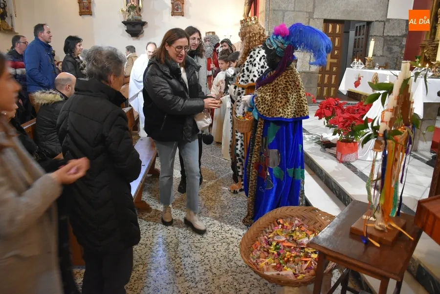 Foto 8 - Los Reyes se reencuentran con los ni&ntilde;os para culminar la generosa Navidad de San Andr&eacute;s