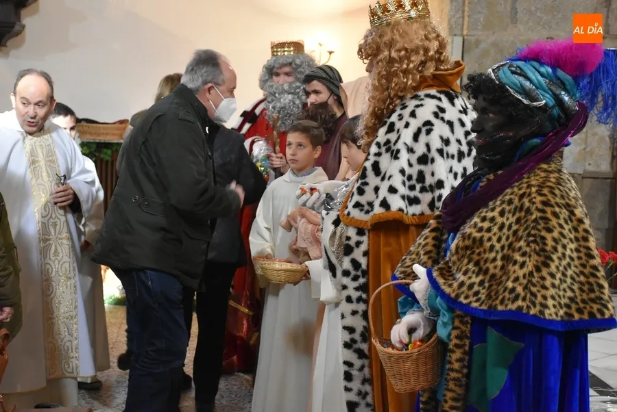 Foto 9 - Los Reyes se reencuentran con los ni&ntilde;os para culminar la generosa Navidad de San Andr&eacute;s