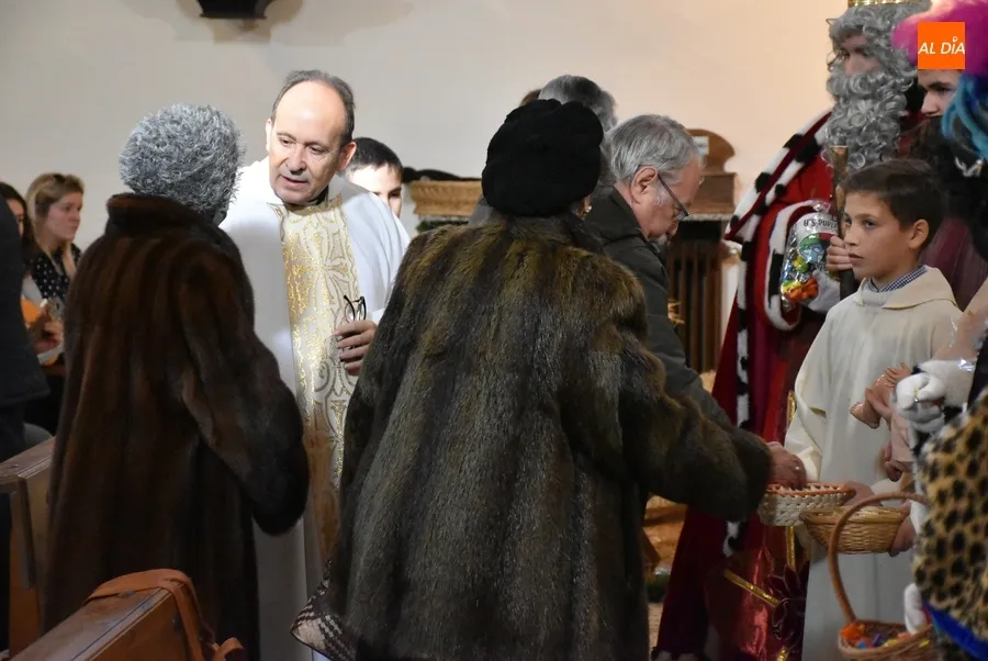 Foto 10 - Los Reyes se reencuentran con los ni&ntilde;os para culminar la generosa Navidad de San Andr&eacute;s