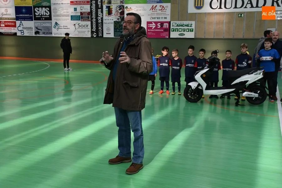 Foto 5 - El III Columnas entrega la moto el&eacute;ctrica puesta en juego con el Sorteo del Ni&ntilde;o