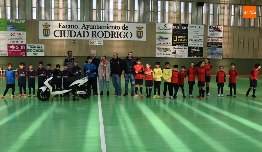 Foto 3 - El III Columnas entrega la moto el&eacute;ctrica puesta en juego con el Sorteo del Ni&ntilde;o