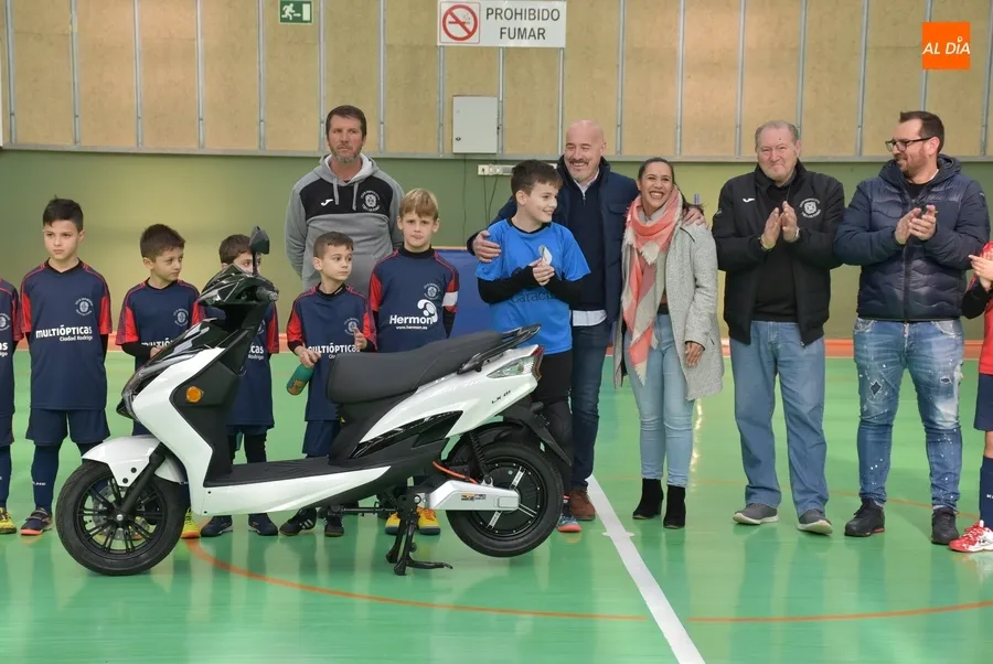 Foto 2 - El III Columnas entrega la moto el&eacute;ctrica puesta en juego con el Sorteo del Ni&ntilde;o