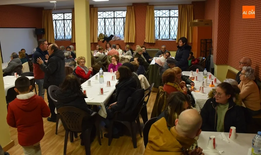Foto 3 - Unas 180 personas disfrutan de la chocolatada ben&eacute;fica de San Andr&eacute;s