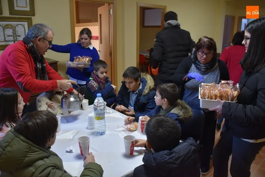 Foto 10 - Unas 180 personas disfrutan de la chocolatada ben&eacute;fica de San Andr&eacute;s
