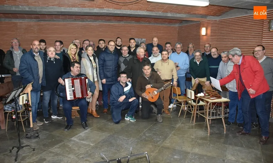 Foto 2 - El Equipo de Gobierno se arranca a cantar con la Rondalla en los ensayos de sus Coplas