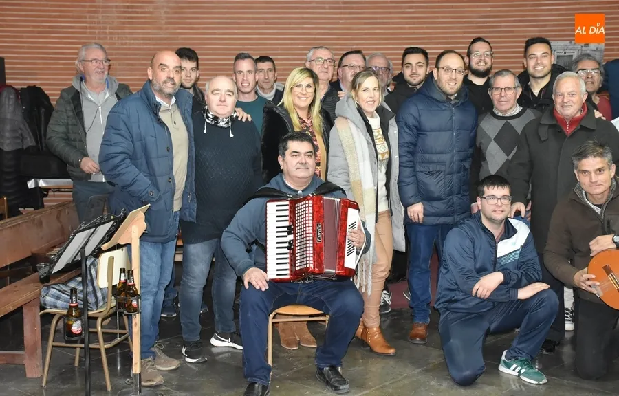 Foto 3 - El Equipo de Gobierno se arranca a cantar con la Rondalla en los ensayos de sus Coplas