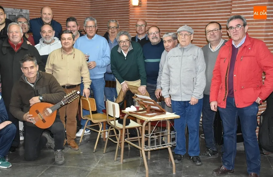 Foto 4 - El Equipo de Gobierno se arranca a cantar con la Rondalla en los ensayos de sus Coplas